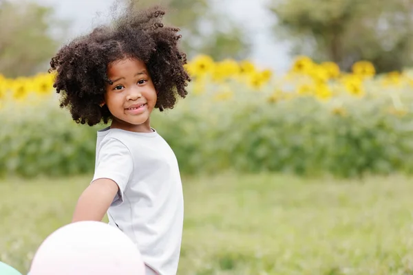 Kindheit Und Genuss Emotionskonzept Kleine Afroamerikanische Lockenkopf Mädchen Luftballons Spielen — Stockfoto