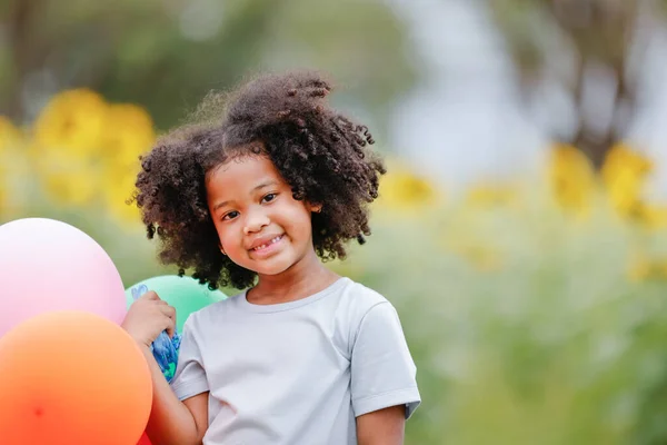 Kindheit Und Genuss Emotionskonzept Kleine Afroamerikanische Lockenkopf Mädchen Luftballons Spielen — Stockfoto