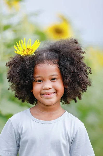 Kleine Afroamerikanische Lockenkopf Mädchen Interessiert Frischen Samen Von Sonnenblumenfeld — Stockfoto