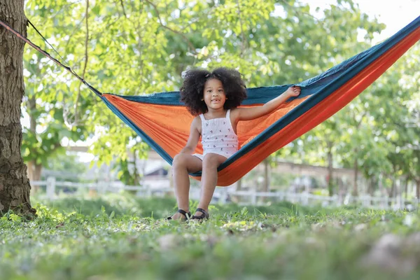 Gyermekkor Pihenés Koncepció Kis Afro Amerikai Göndör Haj Lány Feküdt — Stock Fotó