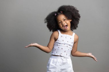 Afrikalı Amerikalı kıvırcık saçlı kızın dans eden portresi