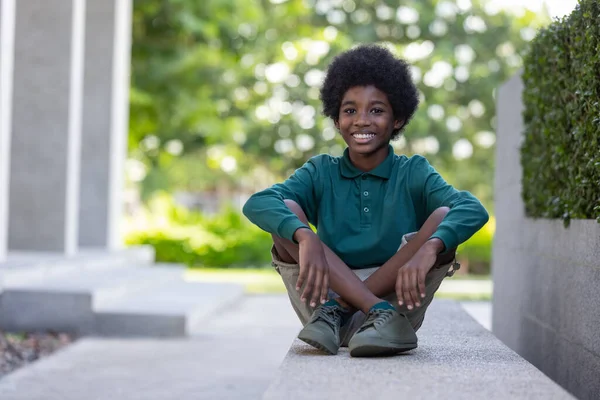 Czarnowłosy Afrykański Chłopiec Siedzi Żelaznej Balustradzie Sznurowadłami Zewnątrz — Zdjęcie stockowe