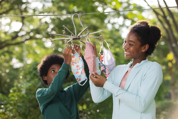 Afrika Kinder Junge Hängen Die Wiederverwendbaren Stoffschutzmasken Freien Auf Und — Stockfoto