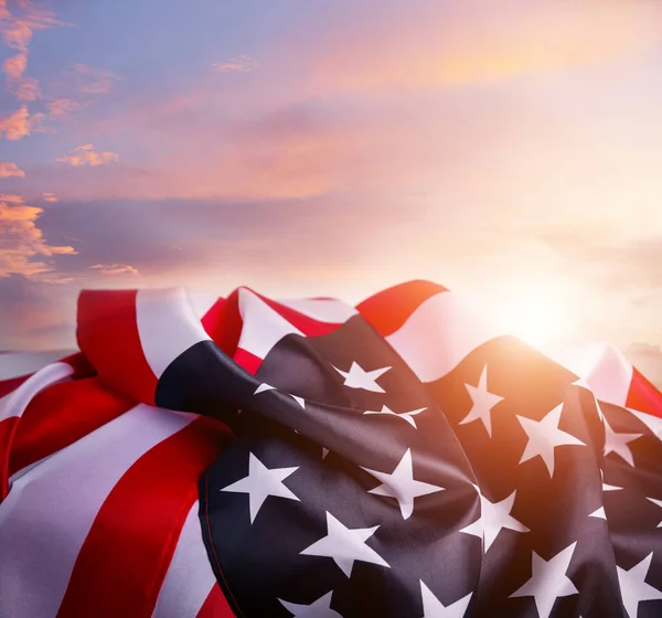 Americká Vlajka Svítí Při Západu Slunce — Stock fotografie