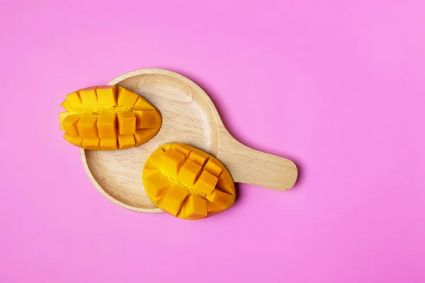 Tropisch Fruit Prachtig Gesneden Mango Wordt Geplaatst Een Houten Bord — Stockfoto