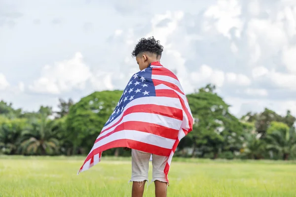 Americký Chlapec Kudrnaté Vlasy Stojící Přehozenými Zády Přikrývkou Americkou Vlajkou — Stock fotografie