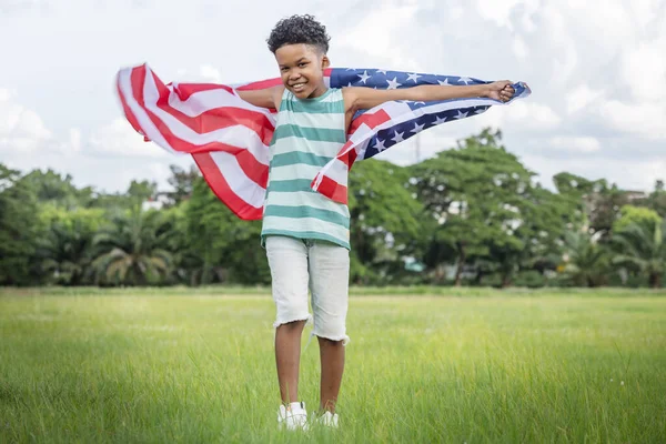 Americký Chlapec Drží Mávání Americkou Vlajkou Usa Běží Baví Trávě — Stock fotografie