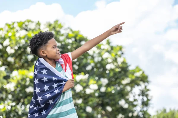 Portrét Kudrnatého Vlasatého Chlapce Američana Který Těší Zády Zakrytými Přikrývkou — Stock fotografie