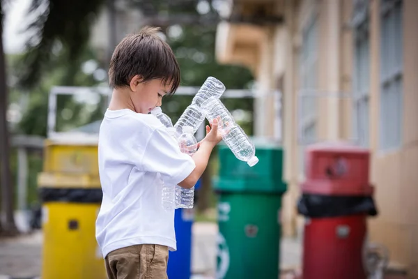 Concepto Amor Por Salvar Medio Ambiente Niños Recogiendo Botellas Agua — Foto de Stock