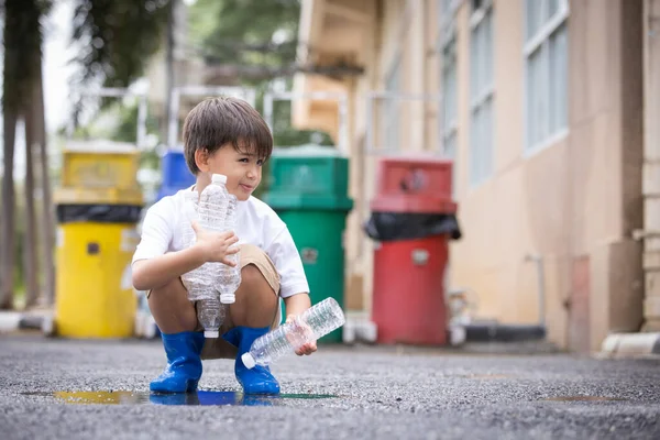 Concepto Amor Por Salvar Medio Ambiente Niños Recogiendo Botellas Agua — Foto de Stock