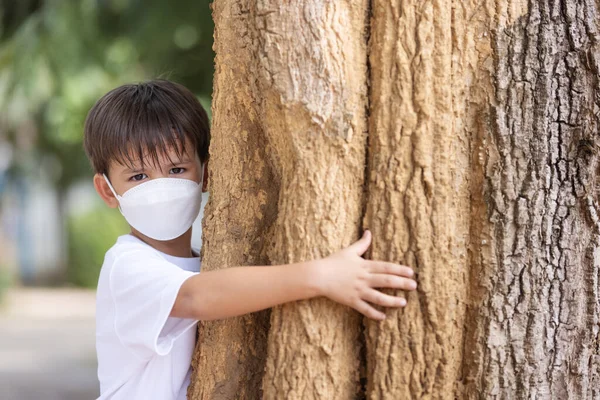 Garçon Portant Masque Serre Grand Arbre Dans Ses Bras Regarde — Photo