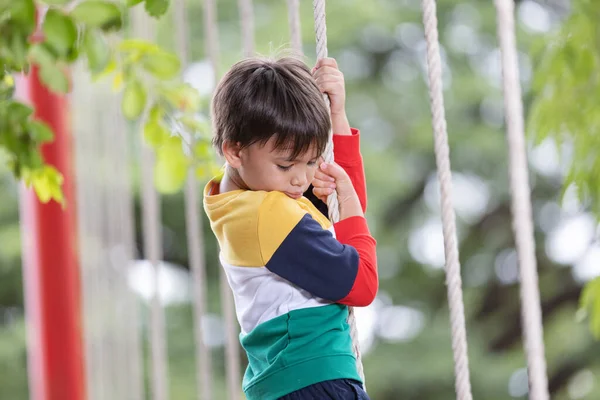 Niño Con Ropa Colores Brillantes Jugando Cuerda Colgando Patio Recreo — Foto de Stock