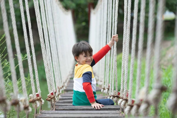 Niño Con Ropa Colores Brillantes Sentado Solo Puente Cuerda Deporte — Foto de Stock