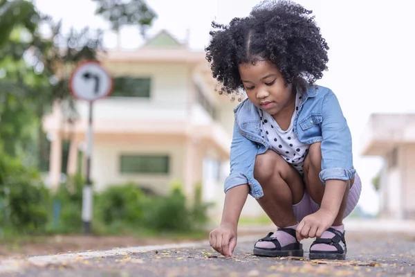 Kleines Afroamerikanisches Mädchen Mit Lockigem Haar Das Allein Sitzt Und — Stockfoto