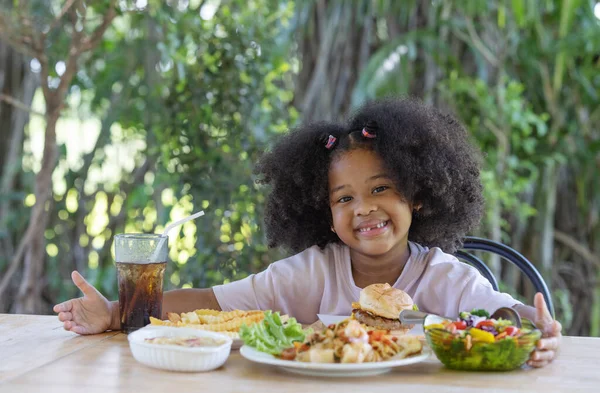 Gyermekkor Egészséges Koncepció Kis Afro Amerikai Göndör Hajú Lány Izgatott — Stock Fotó