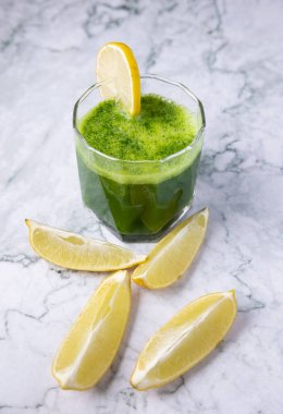 Limonlu yeşil lahana karışımı ile dolu berrak bir bardak. Sağlık ve sağlık konsepti..