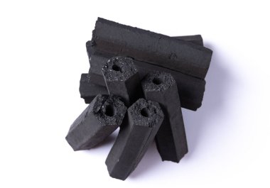 Beyaz arkaplanda izole edilmiş Macadamia kabuk kömür briketlerinin aktif karbonu