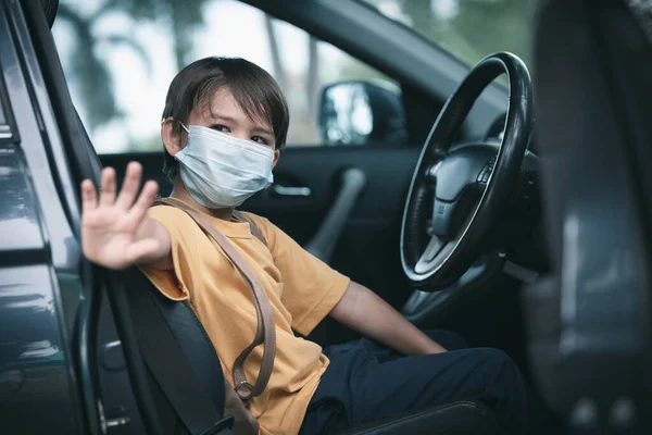 Petit Garçon Mignon Portant Masque Protecteur Dans Voiture Après École — Photo