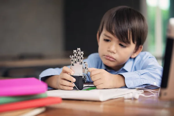 孩子们用平板电脑做家庭作业 孩子们在游戏中独自玩机械臂 在家上学 社交距离 网上教育 — 图库照片