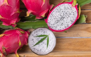 Esrar yapraklı yumuşak ejderha meyvesi yeni bir menü hazırla, yemeye hazır..