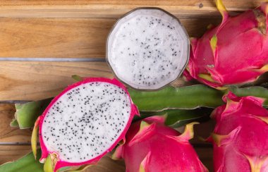 Yumuşak ejderha meyvesi, yemeye hazır..