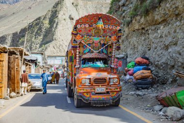 Pakistan 'ın renkli kamyonu kamu alanında