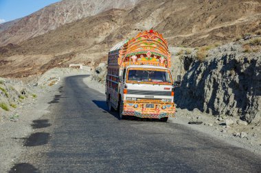 Karakoram Karayolu 'ndaki Pakistan' ın renkli kamyonu.