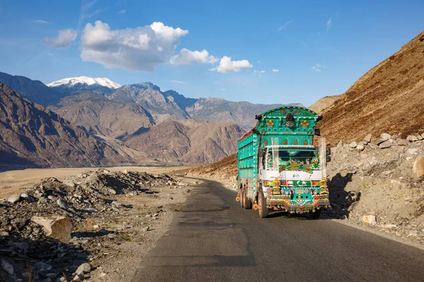 Karakoram Karayolu 'ndaki Pakistan' ın renkli kamyonu.