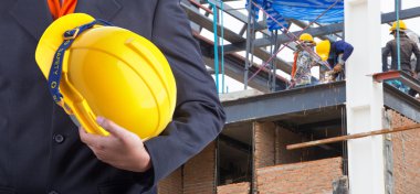 işçi ya da mühendis holding işçi se için eller sarı kask içinde