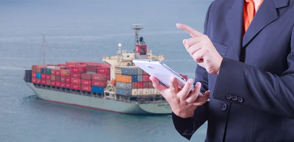 Tablette für den Export und ein Containerschiff im Hafen . — Stockfoto