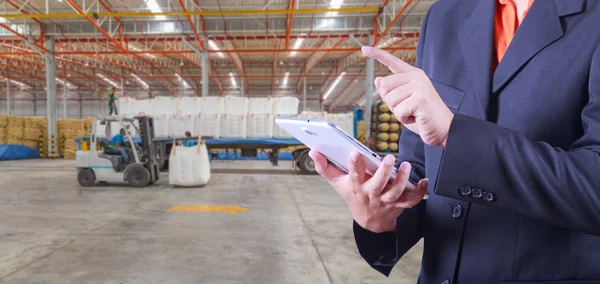 Tabletas para manejar la exportación e importación de mercancías preparar la entrega de — Foto de Stock