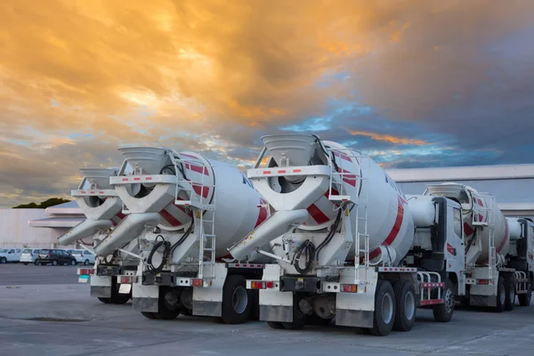 Mezcladores de cemento coche con hermoso cielo — Foto de Stock