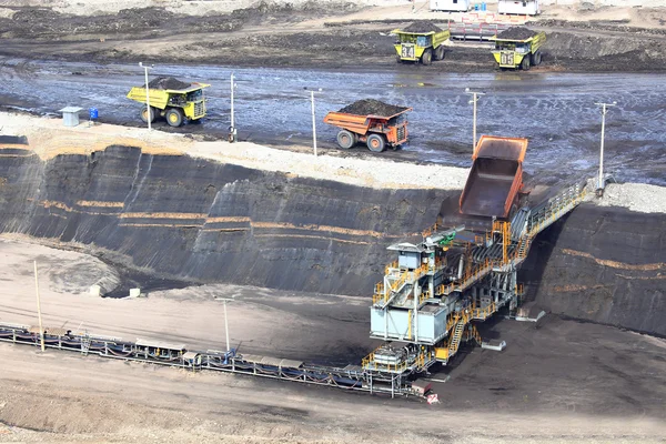 建設重機ティッパー トラック ダンプ石炭 co でコンベアに — ストック写真