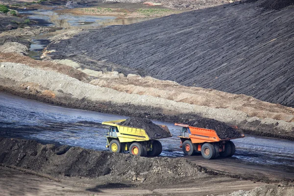 Produção minerais úteis. o caminhão de descarga no carvão de mineração — Fotografia de Stock