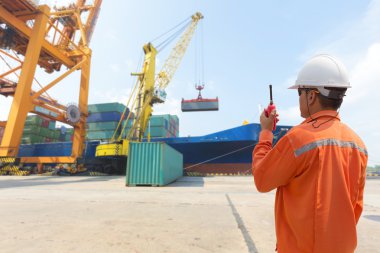 Foreman'ın denetim kapsayıcılarını kutusu kargo navlun gemiden yükleme