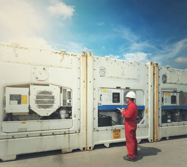 Ingenjör kontrollera temperatur framför Reefer Container box en — Stockfoto