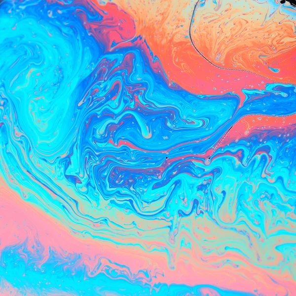 Разноцветный нефтяной поток от пузыря — стоковое фото