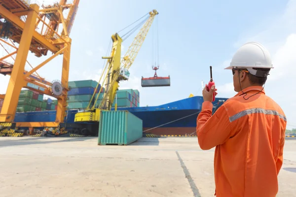 Foreman control loading Containers box from Cargo freight ship — Stock Photo, Image