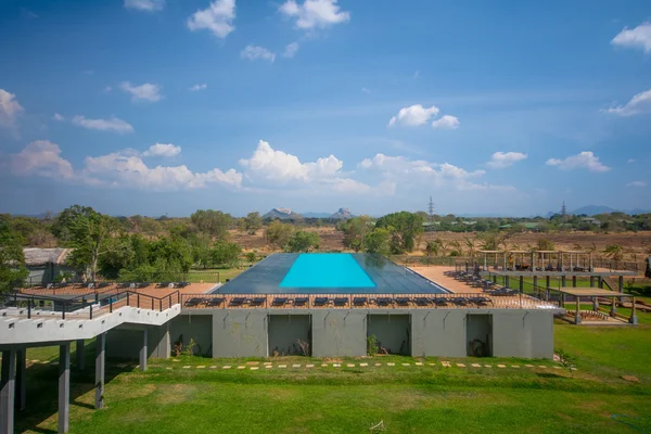 Edifício resort com piscina — Fotografia de Stock