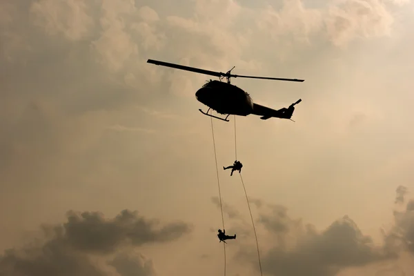 Siluet helikopterden, asker helikopter işlemleri kurtarmak.