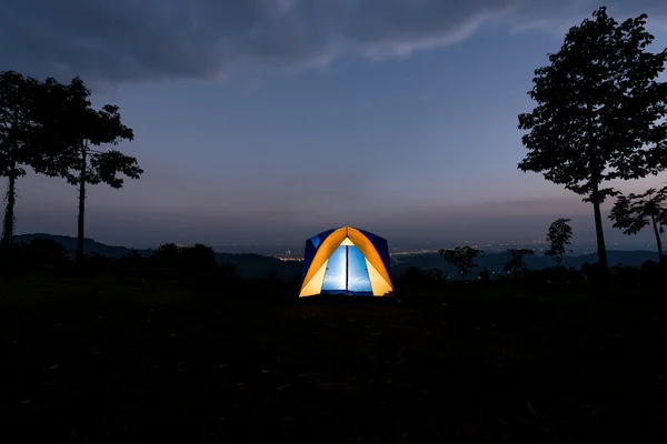 Blaues beleuchtetes Zeltlager in der Nacht — Stockfoto