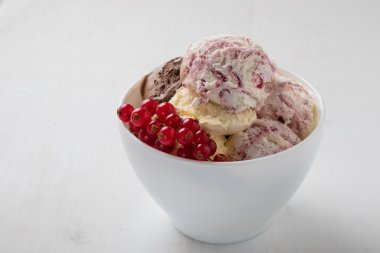 kuş üzümü ile ev yapımı dondurma