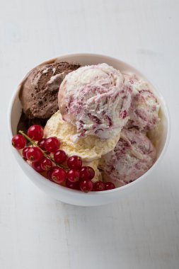 kuş üzümü ile ev yapımı dondurma