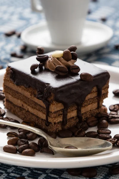 초콜릿 케이크와 커피 콩 — 스톡 사진