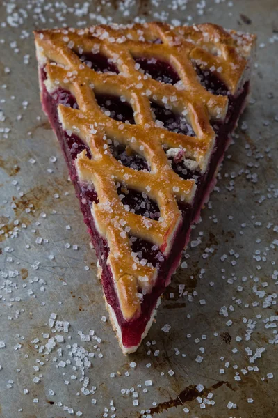 Kirschtorte auf Stahlplatte — Stockfoto