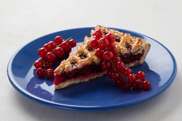 Tarte cerise sur assiette bleue — Photo