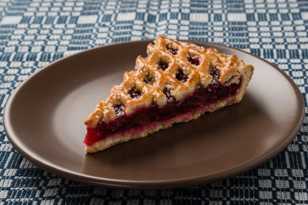 Cherry pie on brown plate — 图库照片