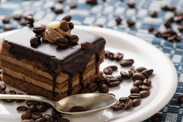 Chocolate cake and coffee beans — Stock Photo, Image