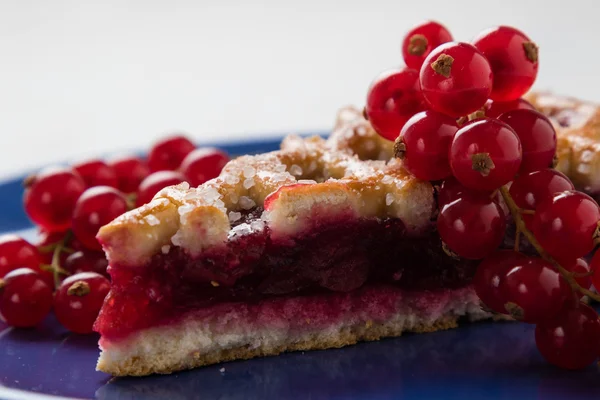 Cherry pie on blue plate — 图库照片