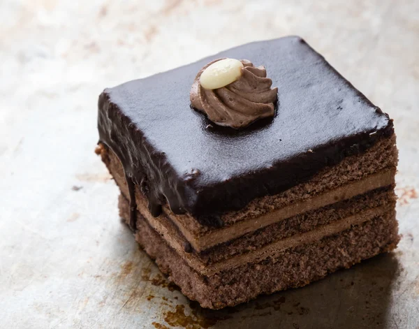 Ciasto czekoladowe na płycie stalowej — Zdjęcie stockowe